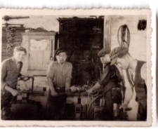 Warsztat kowalsko-ślusarski w Unisławiu, ul. Wiślana. Lata 60. XX w.