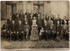 Towarzystwo Pszczelnicze w Pogorzeli. Portret grupowy