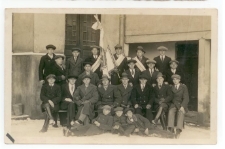 Katolickie Stowarzyszenie Młodzieży Męskiej w Bulowicach. Portret grupowy. 20-lecie międzywojenne