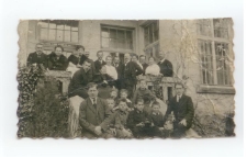 Rodzina Zajączków i Lankoszów. Przed domem Lankoszów w Kętach. Portret grupowy