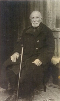 Jan Lisowski - powstaniec styczniowy na ganku domu w Cieszanowie. Portret. Rok 1900