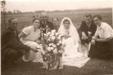 Państwo młodzi wraz z rodziną z wieńcem weselnym, Maszkienice, lata 50-te