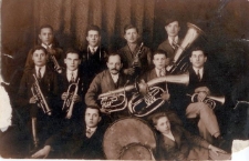 Lata 30. Orkiestra dęta Związku Strzeleckiego w Cieszanowie. Portret grupowy