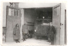 Rok 1955. Strażacy Ochotniczej Straży Pożarnej przed remizą strażacką w Cieszanowie