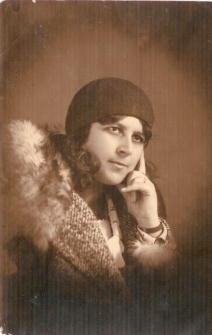 Lata 30. Elżbieta Kwaśnicka, nauczycielka w szkole w Żukowie. Portret w atelier