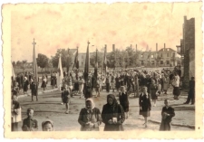 Rok 1946. Procesja Bożego Ciała na rynku w Cieszanowie.