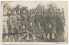 Rok 1934. Alfons Mulcan na poligonie wraz z innymi żołnierzami. Fotografia grupowa