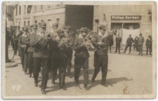 Rok 1931. Orkiestra Katolickiego Stowarzyszenia Młodzieży podczas obchodów w Sępólnie Święta 3 Maja