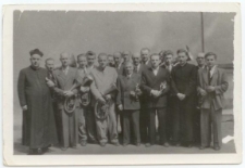 1959 rok. Fotografia grupowa wykonana po procesji Bożego Ciałana tle kościoła p.w. Św. Bartłomieja w Sępólnie