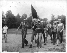 Rok 1977. Obóz harcerski w Bierach. Harcerze w drodze na Olimpiadę Obozową.