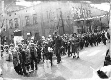 Harcerze w pochodzie pierwszomajowym