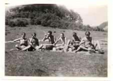 Obóz harcerski w Rytrze. Harcerze podczas posiłku.