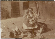 Dwudziestolecie międzywojenne. Antonina Zajączek przed wozownią