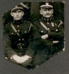 Dwudziestolecie międzywojenne. Edward Zajączek z synem Zdzisławem w strojach wojskowych. Fragment fotografii grupowej