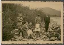 Dwudziestolecie międzywojenne. Edward Zajączek z rodziną nad rzeka Sołą u podnóży góry Żar