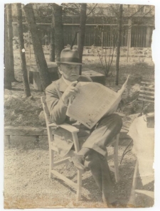 Edward Zajączek w ogrodzie w Kętach