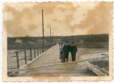 Dwudziestolecie międzywojenne. Edward Zajączek z rodziną na moście rzeki Soły