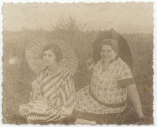 Dwudziestolecie międzywojenne. Helena Kuklowa z panią Lankosz. Fotografia portretowa w plenerze