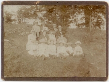 Rok 1875. Piknik rodzinny nad rzeką Sołą