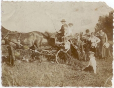 Dwudziestolecie międzywojenne. Powrót furmanką z "majówki"