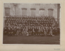 Lata 30. Właściciele, straż, pracownicy przed Pierwszą Kęcką Fabryką Wyrobów Wełnianych Edwarda Zajączka. Fotografia grupowa