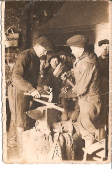 Jan Pakulski przyuczany do zawodu kowala