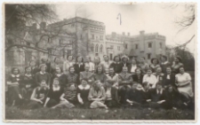Rok 1956. Uczestnicy kursu dla bibliotekarzy w Jarocinie. Fotografia grupowa
