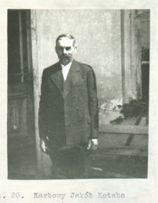 Rok 1941. Karbowy Jakub Kotaba na tle dworu w Tomaszowie