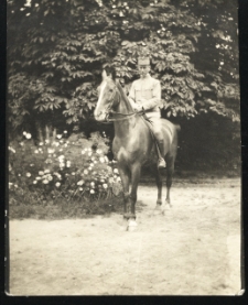 Rok 1918. Ksiądz Meus, kapelan w wojsku austriackim siedzący na koniu Merdi