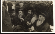 Dwudziestolecie międzywojenne. Rabini siedzący na ławce w Iwoniczu.