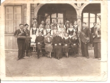 Dwudziestolecie międzywojenne. Maria Pakulska wśród nauczycieli i uczniów w Bujwidziszkach. Fotografia grupowa