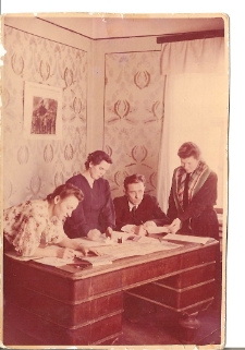 Rok 1953. Maria Pakulska, kierownik w Bibliotece w Mejszagole przy pracy.