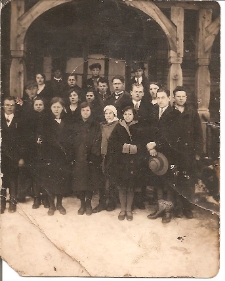 Maria Pakulska wśród uczniów w Bujwidziszkach. Fotografia grupowa