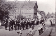 1968 rok. Obchody Dnia Zwycięstwa. Przemarsz ulicą Sikorskiego w Węglińcu