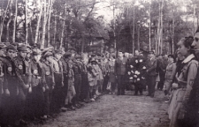 1968 rok. Obchody Dnia Zwycięstwa. Składanie wieńca pod pomnikiem Armii Czerwonej w Węglińcu
