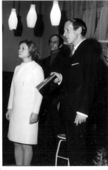 1971. Spotkanie z aktorami Lidią Zamkow i Leszkiem Herdegenem w Miejskiej Bibliotece Publicznej w Andrychowie