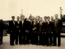 1950. Międzynarodowe Targi Poznańskie. Fotografia grupowa w czasie wycieczki szkolnej
