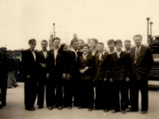 1950. Międzynarodowe Targi Poznańskie. Fotografia grupowa w czasie wycieczki szkolnej