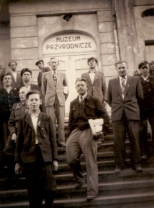 1950. Wycieczka szkolna przed Muzeum Przyrodniczym w Poznaniu