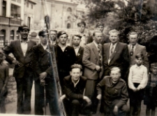 1950. Międzynarodowe Targi Poznańskie. Fotografia grupowa uczestników wycieczki szkolnej