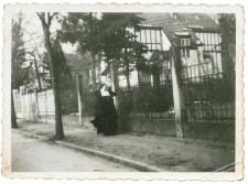 II wojna światowa. Praca przymusowa w III Rzeszy. Spacerująca siostra zakonna- fotografia zrobiona w czasie pobytu na robotach przymusowych w Weixdorf