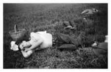 1943. Praca przymusowa w III Rzeszy. Edward Duczmal w Weixdorf odpoczywający na polu po pracy