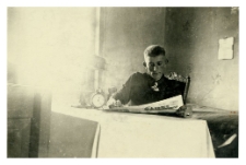 1943. Praca przymusowa w III Rzeszy. Edward Duczmal czytający prasę niemiecką w Weixdorf