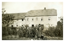 1942. Praca przymusowa w III Rzeszy. Kobieta podczas pracy w ogrodzie w Bärnsdorf
