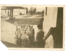 1940-1945. Składanie wieńców dożynkowych na zapleczu gospodarczym pałacu rodziny Larischów w Bulowicach