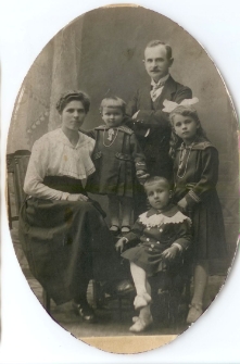 1921-1922. Jan i Aniela (z domu Jura) Krzysztoforscy z dziećmi w atelier fotografa Hugo Schreinzera w Bielitz (dzisiejszym Bielsku)
