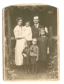 1924-1925. Jan i Aniela (z domu Jura) Krzysztoforscy z dziećmi w ogrodowej altanie