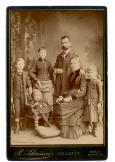 1885. Edmund i Katarzyna (z domu Dworzańska) Krzysztoforscy z dziećmi w atelier Roberta Schreinzera w Bielitz (w dzisiejszym Bielsku)