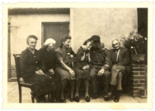 Z albumu nieznanej rodziny niemieckiej. Grupa ludzi na ławce przed domem