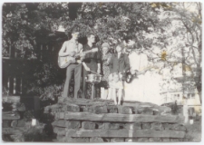 Rok 1968. Zespół muzyczny w plenerze w Sępólnie Krajeńskim
